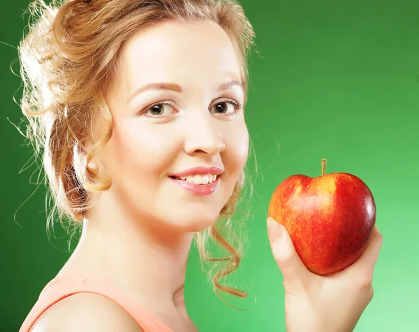 Mooie vrouw met rode appel in de hand — Stockfoto