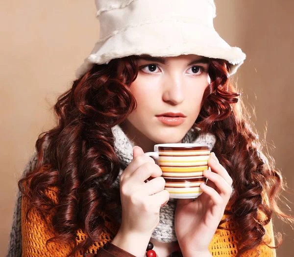 Bonita mujer vistiendo sombrero blanco beber café — Foto de Stock