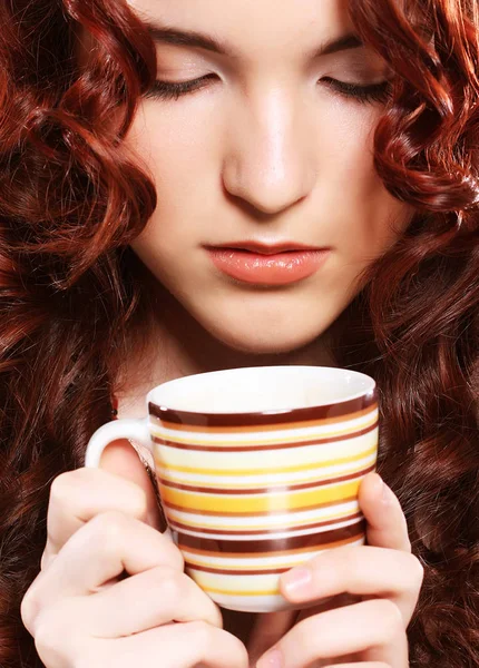 Schöne Frau trinkt Kaffee über beigem Hintergrund — Stockfoto