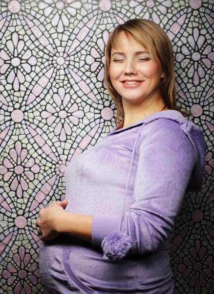 Porträtt av den unga glada leende gravida kvinnan — Stockfoto