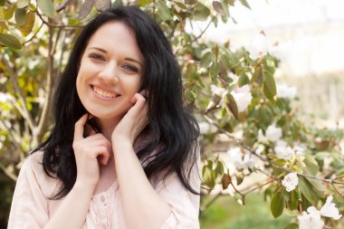 yaşam tarzı ve insanlar kavramı: çiçeği bahçe içinde güzel kadın