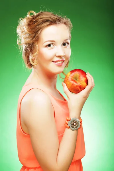 Schöne Frau mit rotem Apfel in der Hand — Stockfoto
