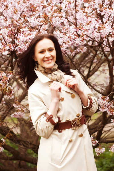 Lifestyle- und People-Konzept: junge Frau im blühenden Garten. sakura und spring. Nahaufnahme. — Stockfoto