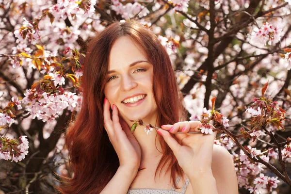 Estilo de vida y el concepto de la gente: Hermosa mujer en el jardín de flores —  Fotos de Stock