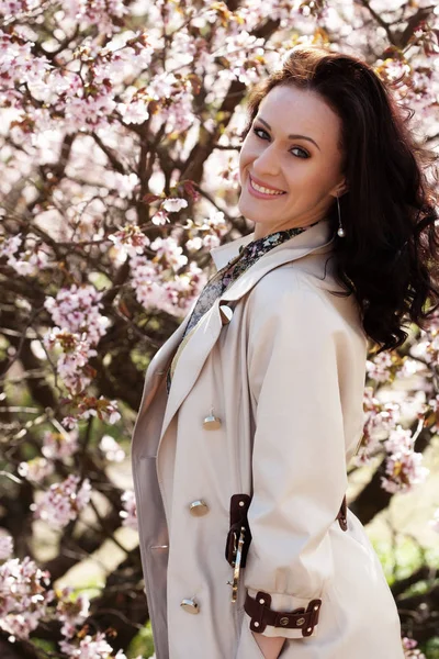 Lifestyle and people concept: Beautiful young woman in blossom garden — Stock Photo, Image