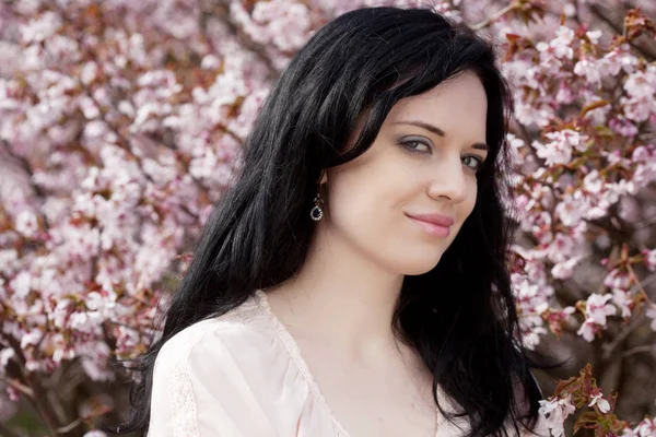 Estilo de vida y concepto de la gente: Mujer joven feliz sonriendo disfrutando del día de primavera verano —  Fotos de Stock