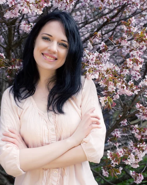 Estilo de vida y concepto de la gente: Mujer joven feliz sonriendo disfrutando del día de primavera verano —  Fotos de Stock