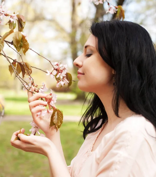 Levensstijl en mensen concept: mooie vrouw in bloesem tuin — Stockfoto