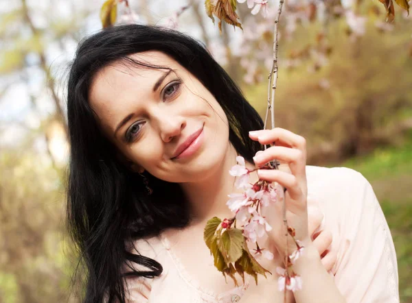 Lifestyle and people concept: Beautiful woman in blossom garden — Stock Photo, Image