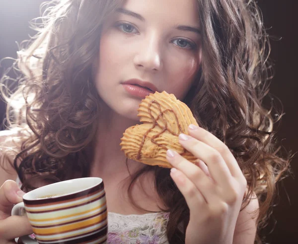 Młoda kobieta z kawą i ciasteczkami — Zdjęcie stockowe