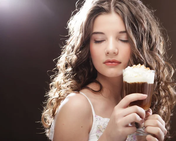 Mädchen mit einem Glas Kaffee mit Sahne — Stockfoto