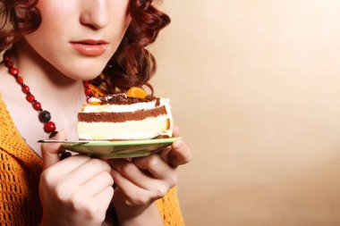 güzel bir kek olan kıvırcık kadın gülümseyerek