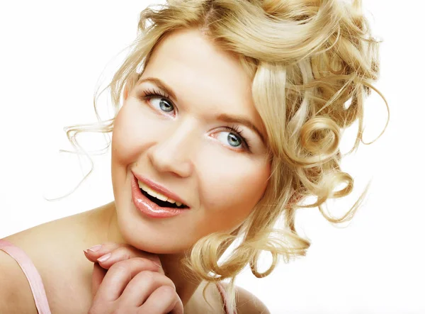 Krásná tvář mladé ženy s kudrnaté vlasy izolované na bílém — Stock fotografie