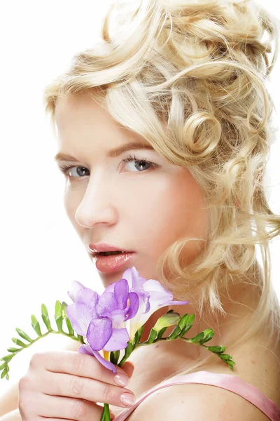 Portret van frisse en mooie vrouw met bloemen — Stockfoto