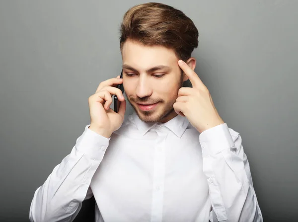 Retrato de um jovem empresário falando ao telefone — Fotografia de Stock