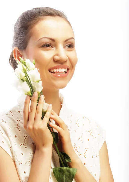 Glückliche Frau mit weißen Blüten auf weißem Grund — Stockfoto