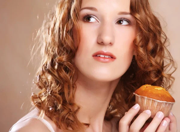 Unga skönhet flicka med tårta — Stockfoto