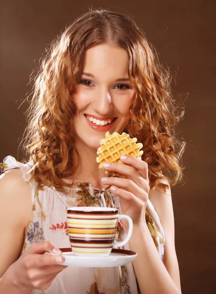 Junge Frau mit Kaffee und Keksen — Stockfoto