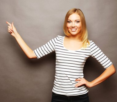 Mutlu gülümseyen güzel genç kadın gösteren boşaltmak, görsel hayali ya da bir şey veya virual düğmesine basarak