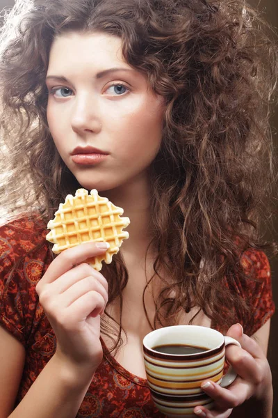 Giovane donna con caffè e biscotti — Foto Stock