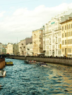 Saint-Petersburg 'da tekneli nehir kanalı, yaz günü.