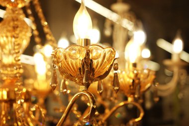 Mağazadaki tavan lambaları, avizeler. Görüntüyü kapatın.