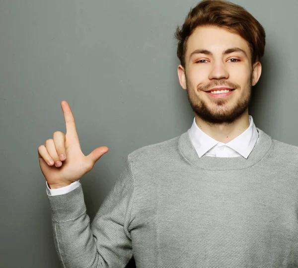 Mladý a pohledný podnikatel ukazující prstem nahoru — Stock fotografie