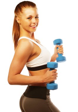 Spor aletleri antrenmanı yapan el ağırlıklı kadın.