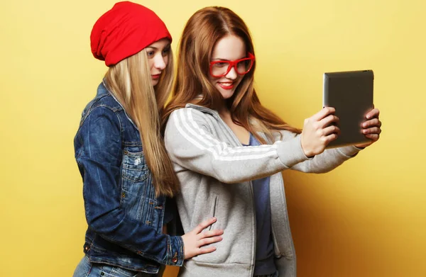 Zwei Hipster-Freundinnen machen Selfie mit digitalem Tablet — Stockfoto