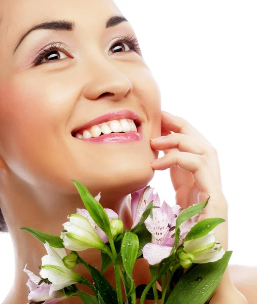 Asiatische glückliche Frau mit rosa Blüten, isoliert auf weiß — Stockfoto