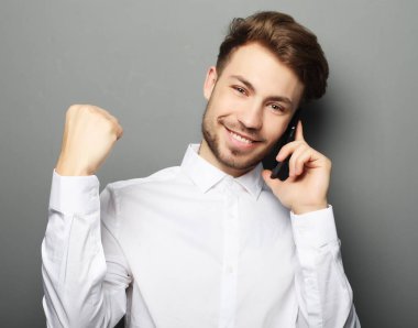 Gömlekli ve gülümseyen genç bir iş adamı.