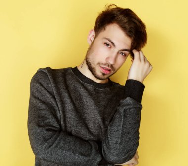 Sarı ardıç kuşunun karşısında duran zeki bir gencin portresi.