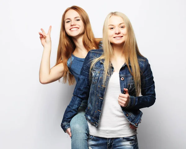 Emocje, ludzie, nastolatki i koncepcja przyjaźni - dwie młode nastolatki — Zdjęcie stockowe