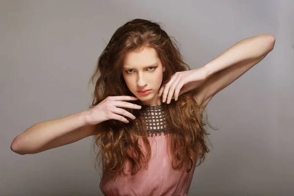 Schöne junge Frau im Sommerkleid. — Stockfoto