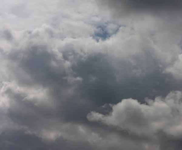 Μαύρα σύννεφα καταιγίδα πριν από τη βροχή — Φωτογραφία Αρχείου