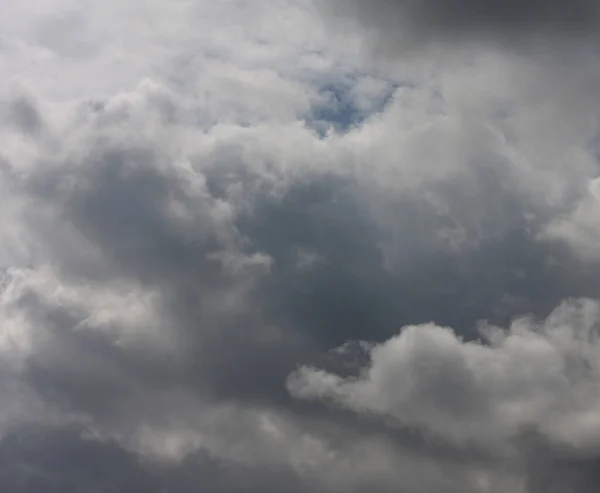 Dark storm clouds before rain — Stock Photo, Image