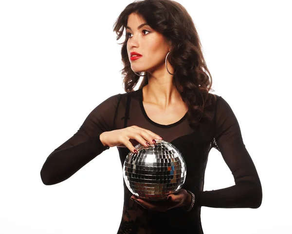 Brunette danser vrouw met disco bal over witte achtergrond — Stockfoto