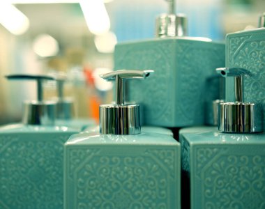 Dükkanda sabun şişeleri var, resmi kapat.