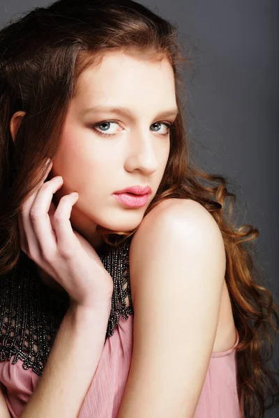 Modelo de chica de moda posando sobre fondo gris en el estudio . — Foto de Stock