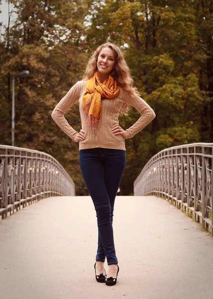 Mujer joven de moda en el puente en el parque de otoño —  Fotos de Stock