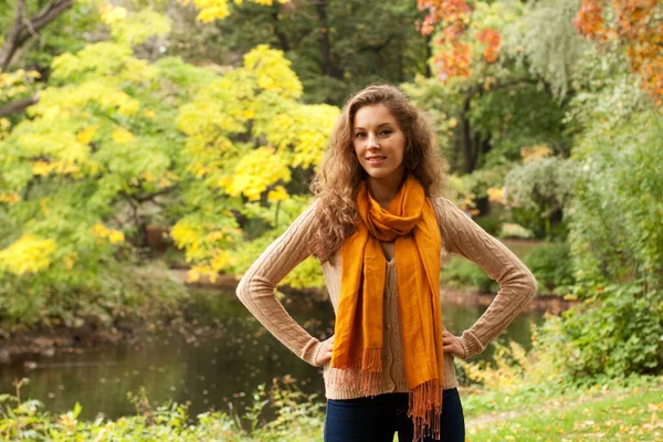 Jeune femme bouclée se relaxant dans le parc d'automne — Photo