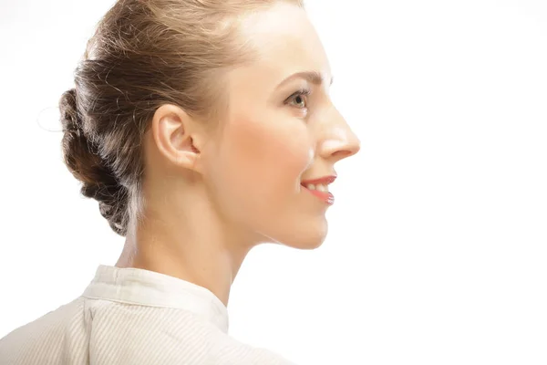 Женское лицо в профиль с макияжем и прической — стоковое фото
