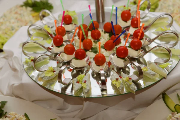 食欲をそそる食べ物でいっぱいのケータリングテーブル — ストック写真
