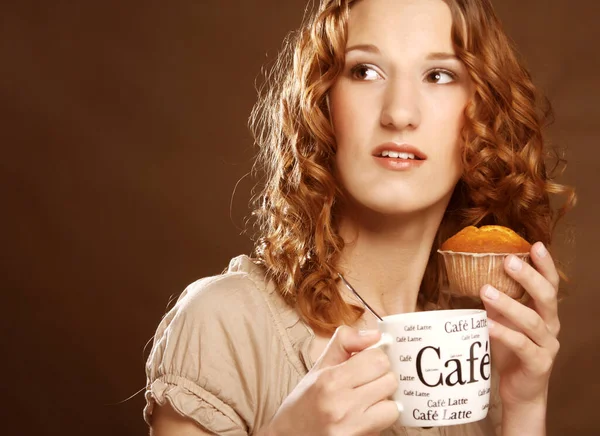 コーヒーとケーキを手にした女性が — ストック写真
