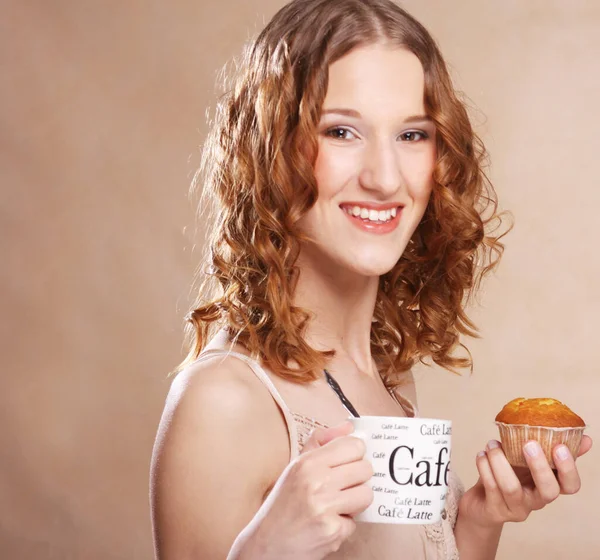 Mujer con café y pastel imagen de cerca —  Fotos de Stock