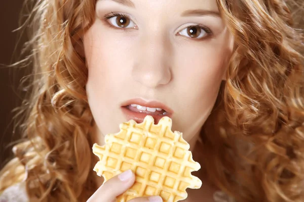 Kráska dívka s cookie close up obrázek — Stock fotografie