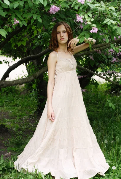 Молода жінка в літній сукні в парку, щасливий літній день — стокове фото