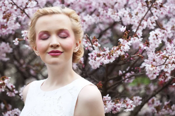 Junge Frau trägt Sommerkleid im Park, glücklicher Sommertag — Stockfoto