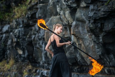 Alevli meşalelerle siyah elbiseli kız .