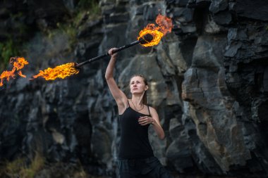 Alevli meşalelerle siyah elbiseli kız .